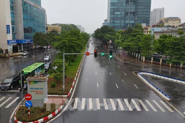 Đường phố Hà Nội vắng lặng trước khi bão số 3 Yagi đổ bộ