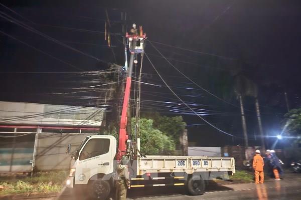 EVNNPC huy động toàn bộ nhân lực khắc phục hậu quả ngay khi bão số 3 đi qua