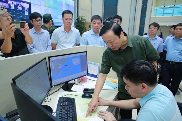 Đoàn công tác của Chính phủ đến Sở chỉ huy tiền phương chỉ đạo phòng chống bão số 3
