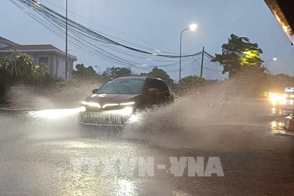 Kinh nghiệm lái ô tô an toàn trong mùa mưa lũ và bão