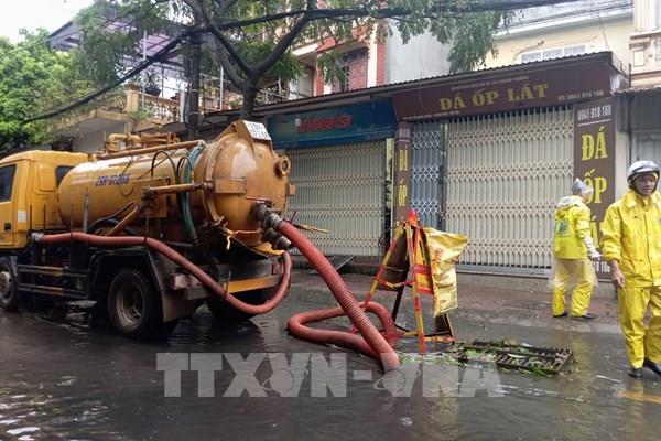 Hà Nội: Khẩn trương tiêu thoát nước, hạn chế mức thấp nhất thiệt hại do ngập úng gây ra