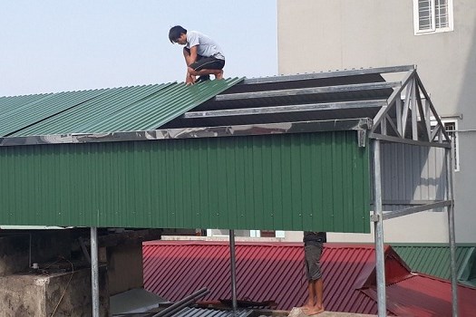 Sau bão số 3, nhu cầu thi công mái tôn tăng cao, giá ổn định
