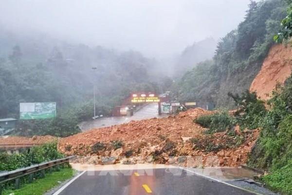 Lai Châu: Sạt lở gây ách tắc giao thông trên quốc lộ 4D