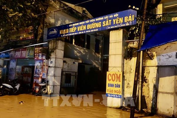 Nước sông Hồng tại Yên Bái dâng cao khiến nhiều tuyến đường, nhà dân bị ngập úng cục bộ