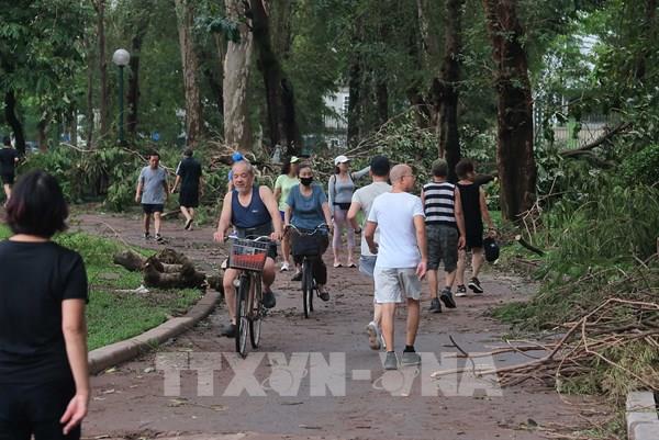 Người dân Hà Nội trở lại nhịp sống thường nhật sau bão số 3