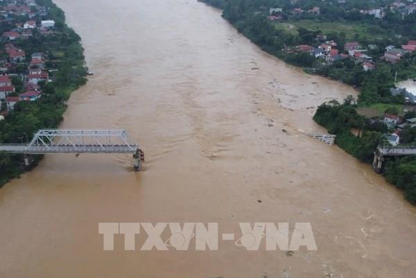 Bố trí nhân lực, phương tiện hỗ trợ cứu hộ, cứu nạn sự cố sập cầu Phong Châu