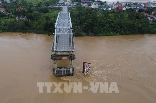Một phần cầu Phong Châu bị lũ cuốn trôi: Công an Phú Thọ phân luồng giao thông