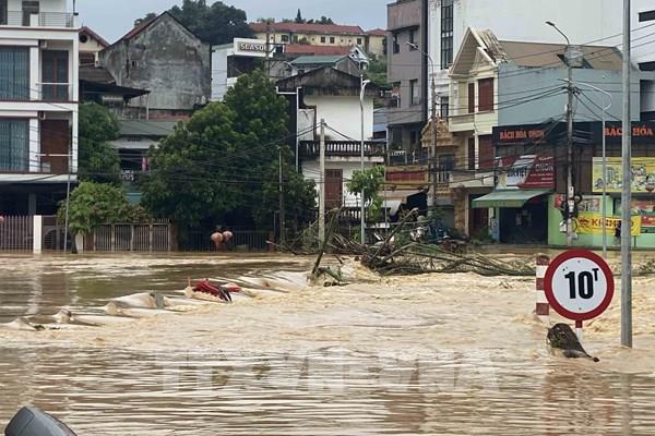 Cao Bằng: Lũ cuốn trôi xe khách và xe con