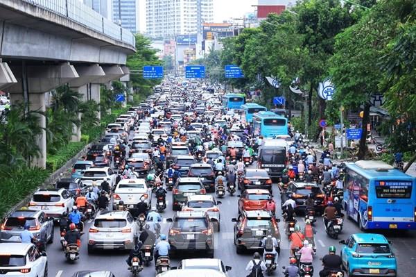Hà Nội: Ùn tắc giao thông ngày đầu tuần do cây đổ, gãy sau bão số 3