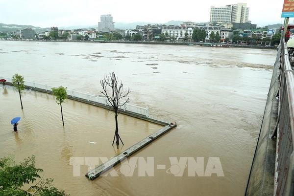 Lũ sông Hồng dâng cao, tràn vào đường phố Lào Cai