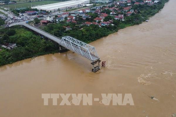 Phú Thọ: Một trụ và 2 nhịp của cầu Phong Châu bị nước lũ cuốn trôi