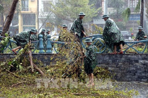 Hình ảnh bộ đội hỗ trợ người dân Quảng Ninh khắc phục hậu quả mưa bão