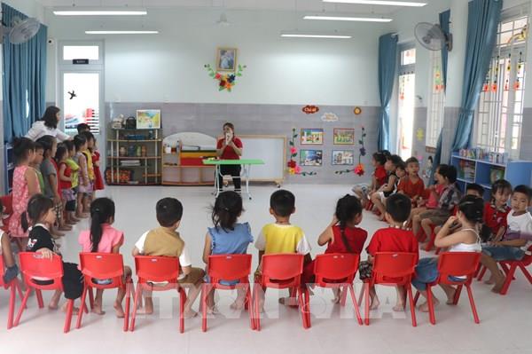 Quốc hội thảo luận về miễn, hỗ trợ học phí đối với trẻ mầm non, học sinh phổ thông
