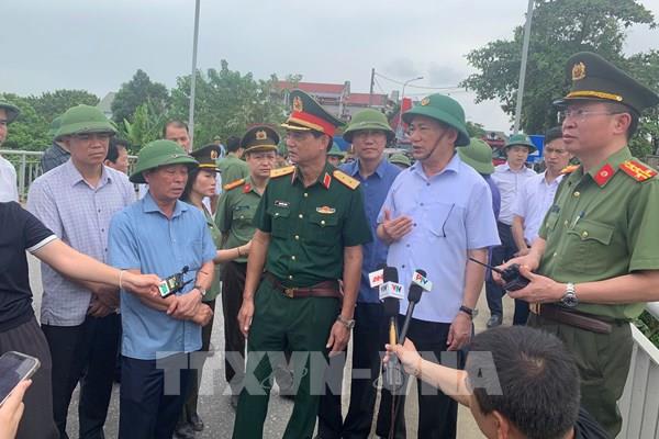 Phó Thủ tướng Hồ Đức Phớc  trực tiếp kiểm tra tại hiện trường vụ sập cầu Phong Châu