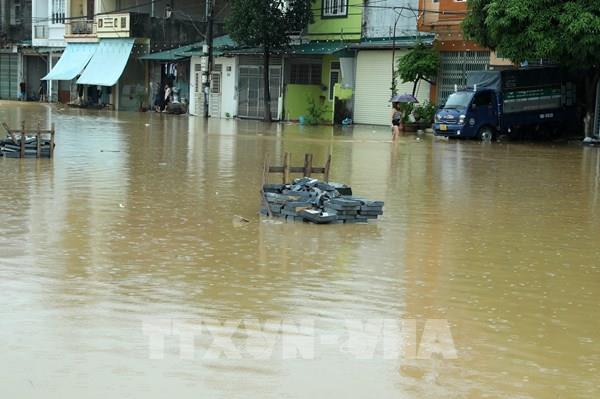 Nước sông Hồng dâng cao, nhiều khu dân cư tại Lào Cai chìm trong nước lũ