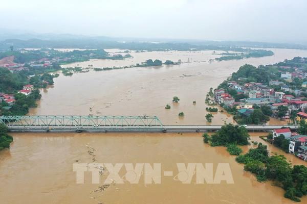 Cấm người dân, phương tiện qua cầu Yên Bái