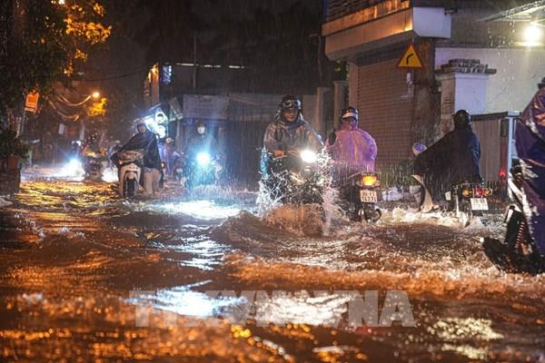 Hà Nội: Mưa lớn ngập úng cục bộ nhiều tuyến đường, giao thông ùn tắc