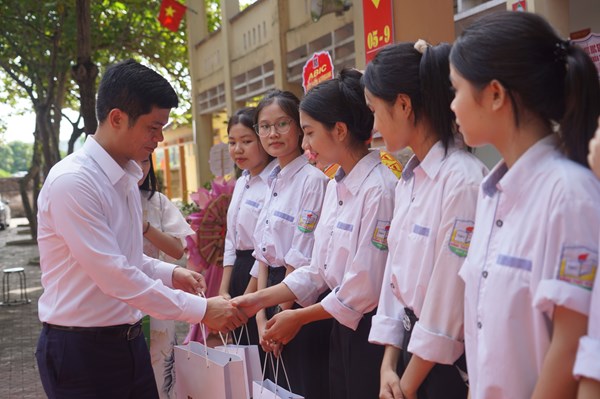 Bảo hiểm Agribank trao tặng phòng học đa năng nhân ngày khai giảng 