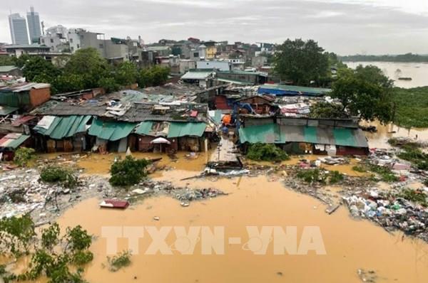 Hà Nội di dời nhiều hộ dân tránh nước lũ trong đêm