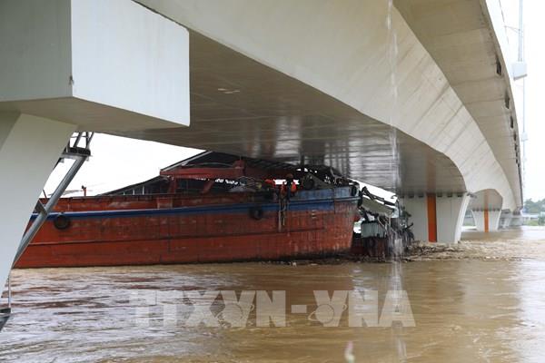 Cấm phương tiện đường thuỷ qua khu vực cầu Vĩnh Phú do tàu, thuyền mắc kẹt