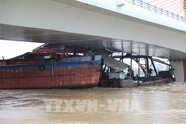 Tàu bị đứt dây neo trên sông Lô, trôi mắc kẹt vào cầu Vĩnh Phú