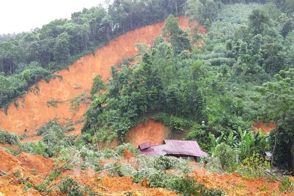 Hơn 400 người dân bản Cha Nga (Nghệ An) bị cô lập hoàn toàn do mưa lũ, sạt lở