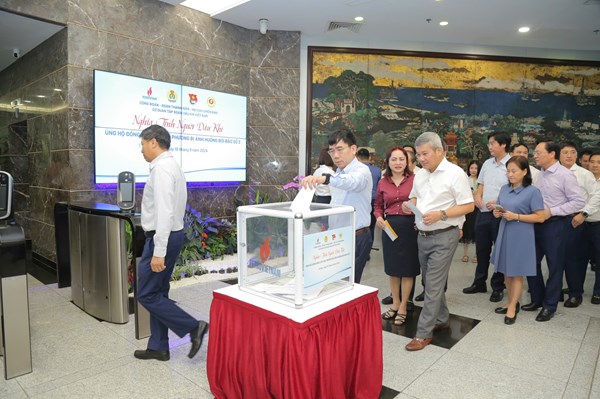 Petrovietnam quyên góp ủng hộ các địa phương bị ảnh hưởng bởi bão số 3