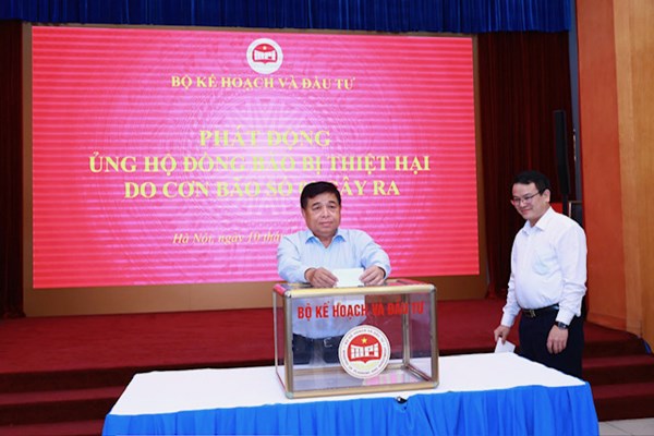 Bộ Kế hoạch và Đầu tư quyên góp ủng hộ đồng bào vùng bão lũ