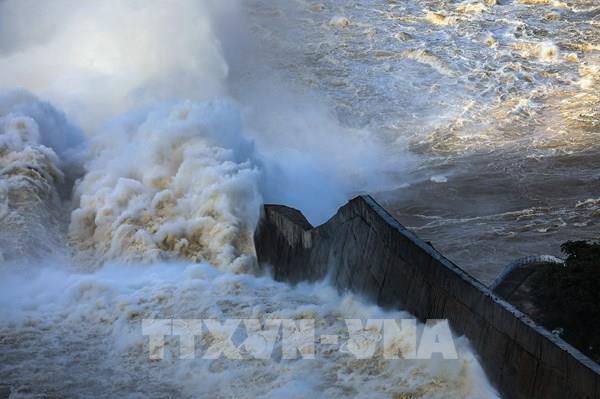 Từ 15h sẽ mở cửa xả đáy thứ 3 hồ thủy điện Hòa Bình