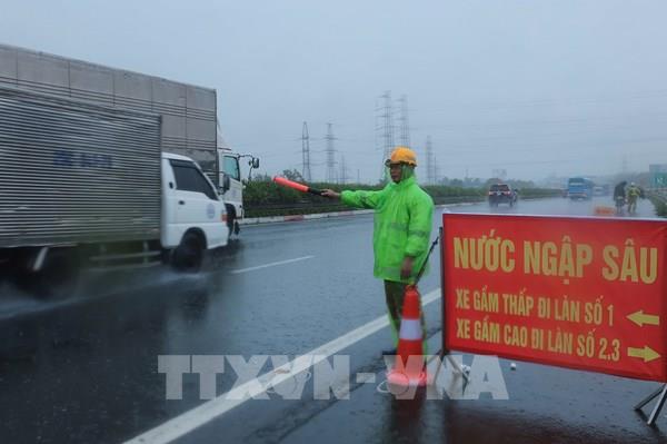 Ngập cả cây số trên tuyến cao tốc Pháp Vân - Cầu Giẽ