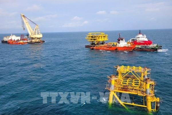 Vietsovpetro lắp đặt khối thượng tầng giàn khai thác dầu khí trên biển