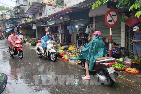 Hà Nội: Thực phẩm dồi dào, rau xanh tăng giá do ảnh hưởng của bão số 3