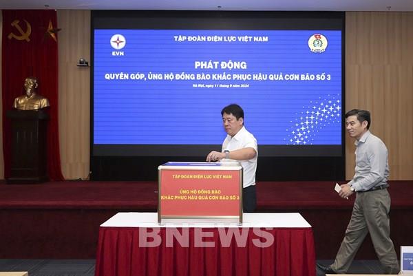 Người lao động ngành điện ủng hộ đồng bào bị thiệt hại do bão lụt