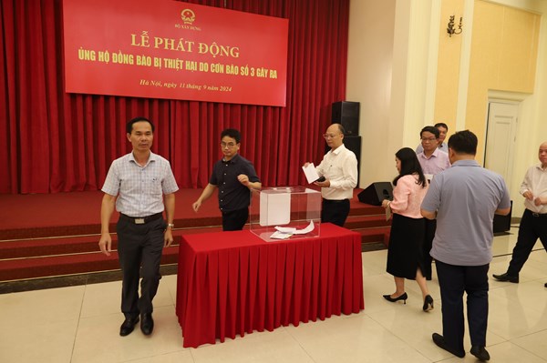 Ngành xây dựng ủng hộ đồng bào bị thiên tai, bão lũ gần 2,4 tỷ đồng