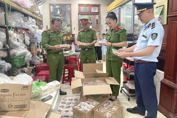 Phát hiện bánh Trung thu và thực phẩm không rõ nguồn gốc, xuất xứ tại Quảng Trị