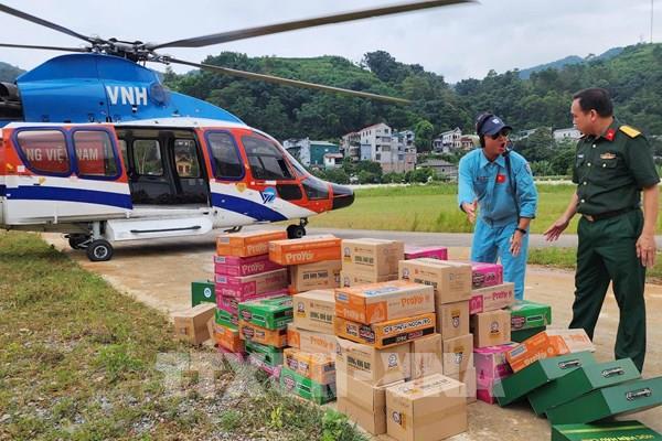 Điều trực thăng vận chuyển nhu yếu phẩm hỗ trợ đồng bào vùng lũ