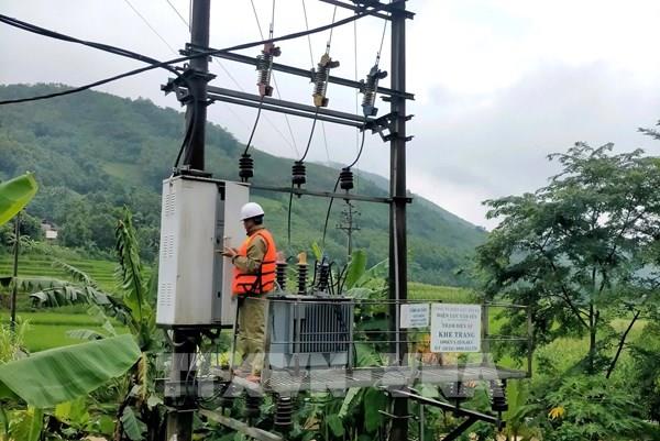 Nỗ lực khôi phục lưới điện cho người dân vùng lũ