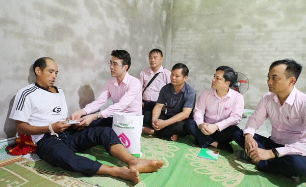 Bão chưa qua, tấm lòng cán bộ Sen hồng đã tới