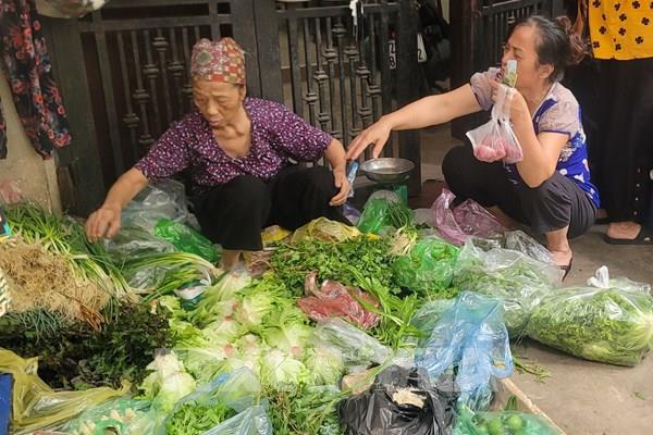 Thực phẩm dồi dào, giá rau xanh "hạ nhiệt" sau mưa bão