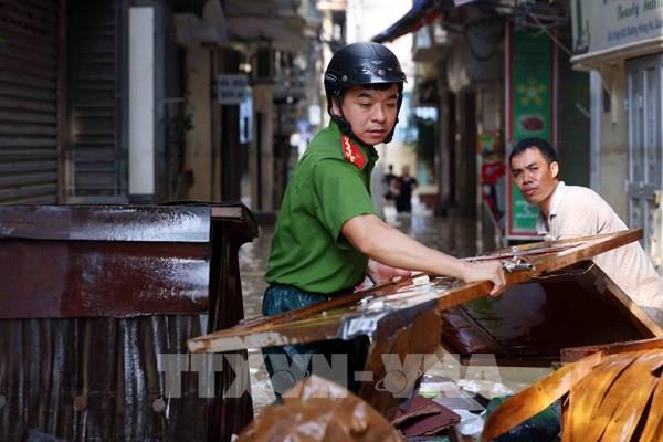 Hình ảnh Công an Hà Nội hỗ trợ người dân khắc phục hậu quả sau mưa lũ