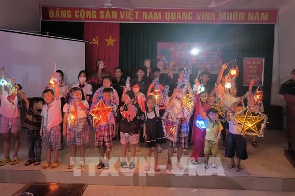 Mang Trung thu đến với trẻ em vùng biển Bến Tre