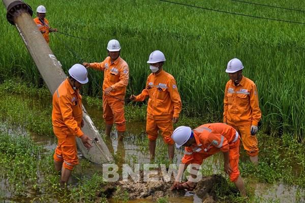 Ghi nhận thực tế nỗ lực cấp điện trở lại tại Quảng Ninh và Hải Phòng
