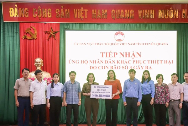 Bộ Công Thương trao tiền và hiện vật hỗ trợ khắc phục bão số 3