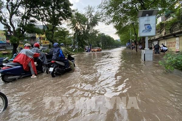 Hà Nội: Mưa lớn tiếp diễn đến rạng sáng mai, cảnh báo ngập lụt loạt tuyến phố