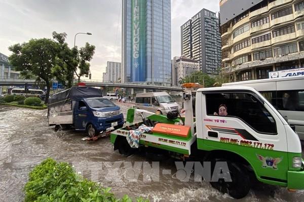 Nhiều điểm trên các tuyến phố Hà Nội ngập sâu sau mưa lớn sáng 16/9