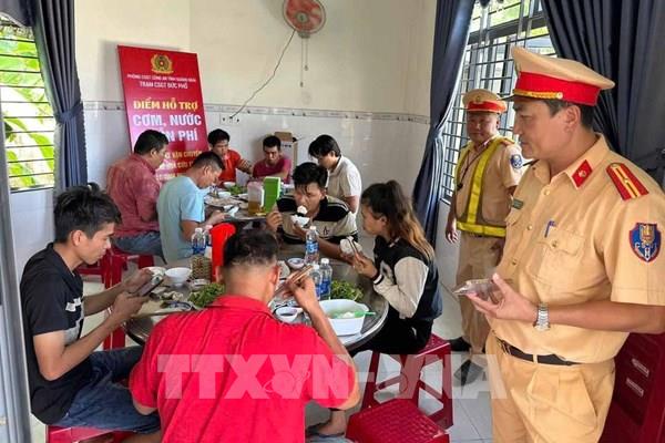 Cảnh sát giao thông Quảng Ngãi hỗ trợ cơm cho các đoàn xe cứu trợ