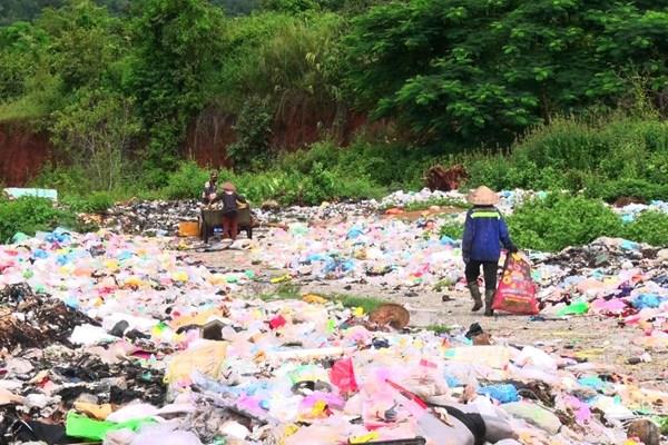 Thiếu quy hoạch chi tiết bãi rác, một thị trấn ở Gia Lai ngập rác thải