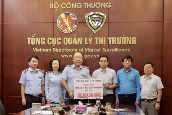 Tổng cục Quản lý thị trường quyên góp hơn 2,3 tỷ đồng ủng hộ bà con vùng lũ ﻿