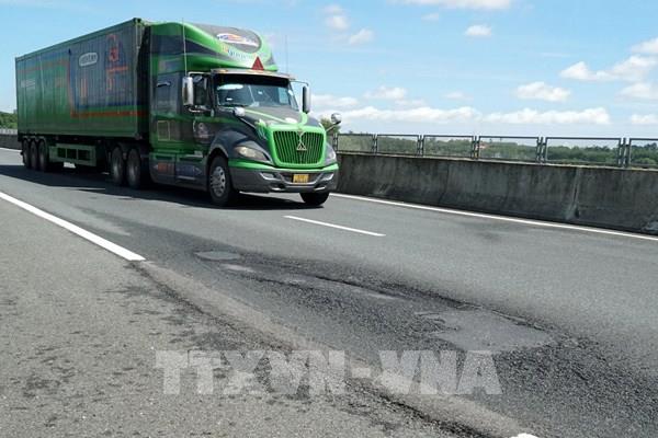 Nhiều “ổ gà”, “sống trâu” trên cao tốc Đà Nẵng – Quảng Ngãi