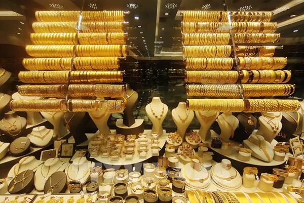 Nhu cầu trú ẩn an toàn tiếp tục đẩy giá vàng vượt đỉnh